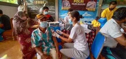 kegiatan vaksinasi Dosis I,II dan III untuk kelompok usia 18 tahun ke atas di Desa Gerokgak